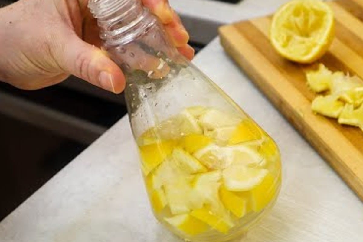 Butti le bucce di limone? Non farlo più! Mettile in un recipiente e aggiungi l'aceto
