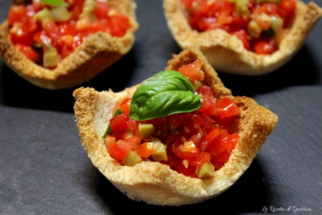 cestini-di-pane-al-pomodoro-tipo-bruschetta-640x427-7090017