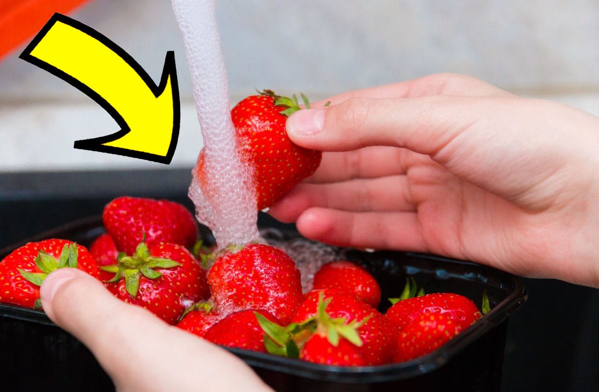 Fragole piene di pesticidi: è questo il segreto per pulirle