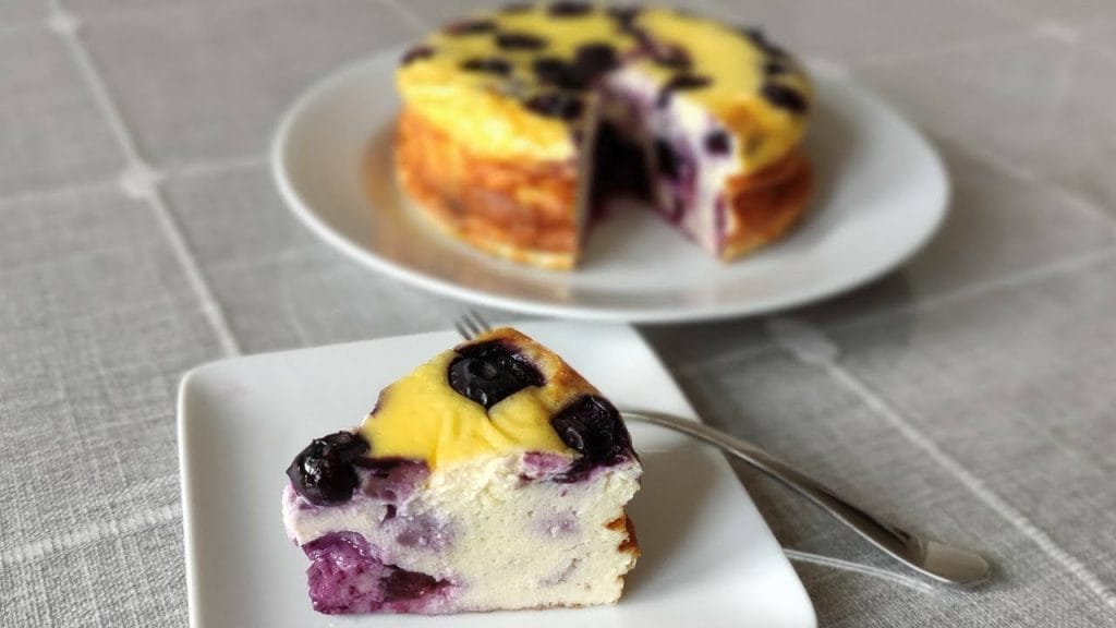 Dolce dietetico in 5 minuti e 4 ingredienti? Prepara la torta allo yogurt e mirtilli, ha solo 150 calorie!