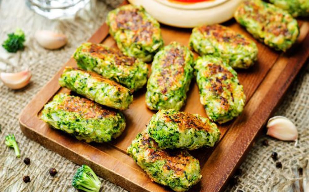 Bastoncini di broccoli, leggerissimi perché cotti al forno senza olio né burro. Solo 55 Kcal!