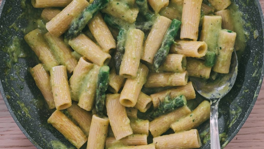 Asparagi e parmigiano! La pasta fatta così non è mai stata così buona e saporita, ed è anche dietetica