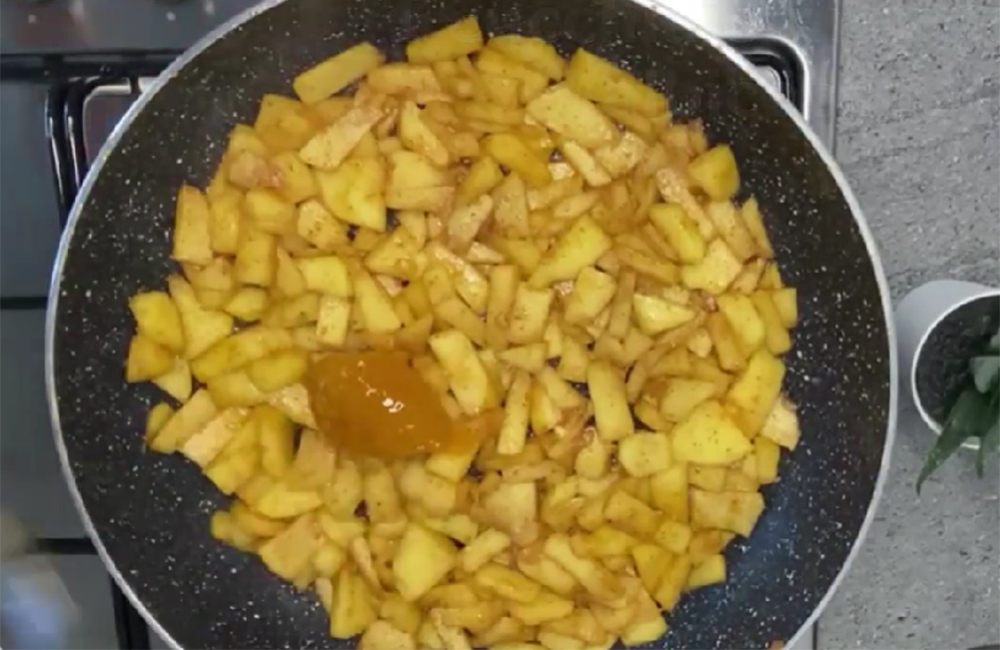 Aggiungi alle mele un cucchiaio di marmellata e vedete che dolce goloso preparo! Ha solo 160 Kcal