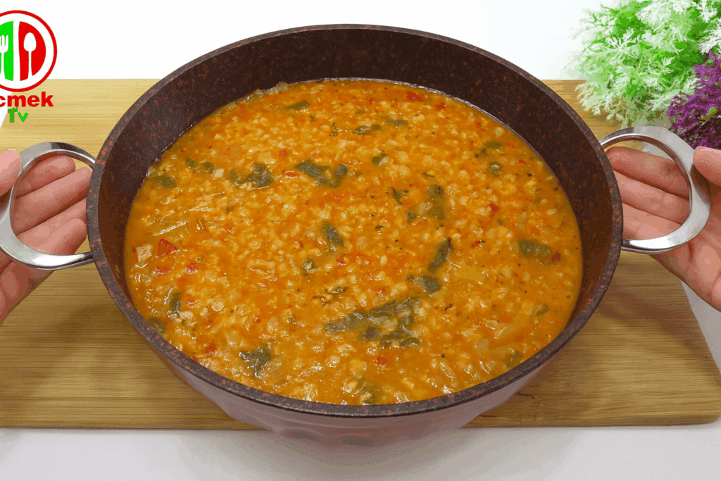 La zuppa di lenticchie più saporita che preparo non fa rimpiangere la carne: ricca di fibre e proteine vegetali, sazia tantissimo e con sole 210 calorie a porzione è il mio piatto salva-linea preferito!