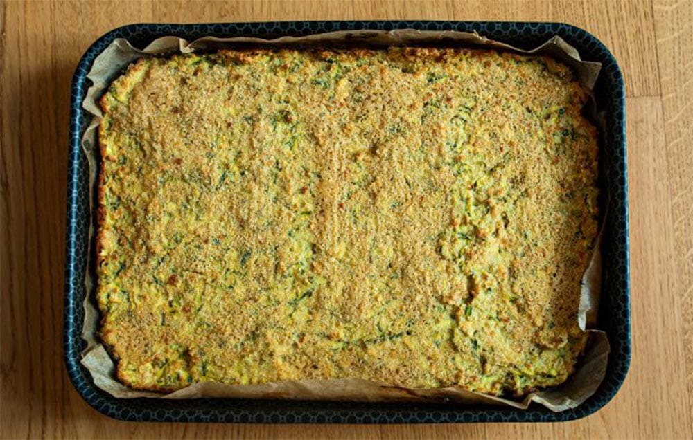 La focaccia di zucchine, la prepari in 5 minuti con pochi ingredienti ed è buonissima! Solo 190 Kcal