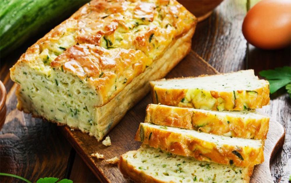 Antipasto o aperitivo? A voi la scelta! Questo plumcake alle zucchine è perfetto in ogni momento (solo 130 Kcal)