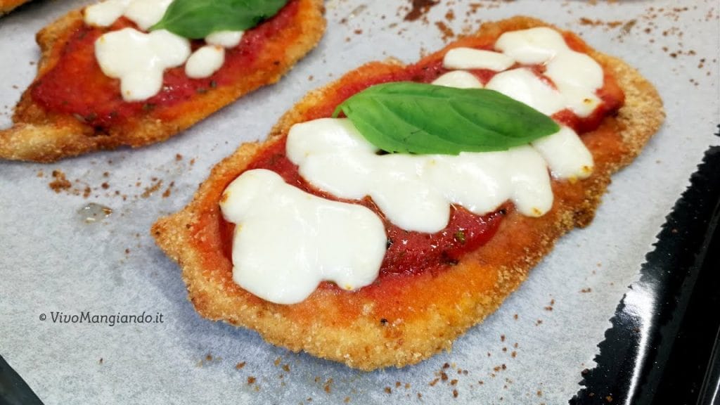 Petto di pollo, pomodoro e mozzarella: prepara queste cotolette e le mangerai ogni sera. Solo 220 Kcal!