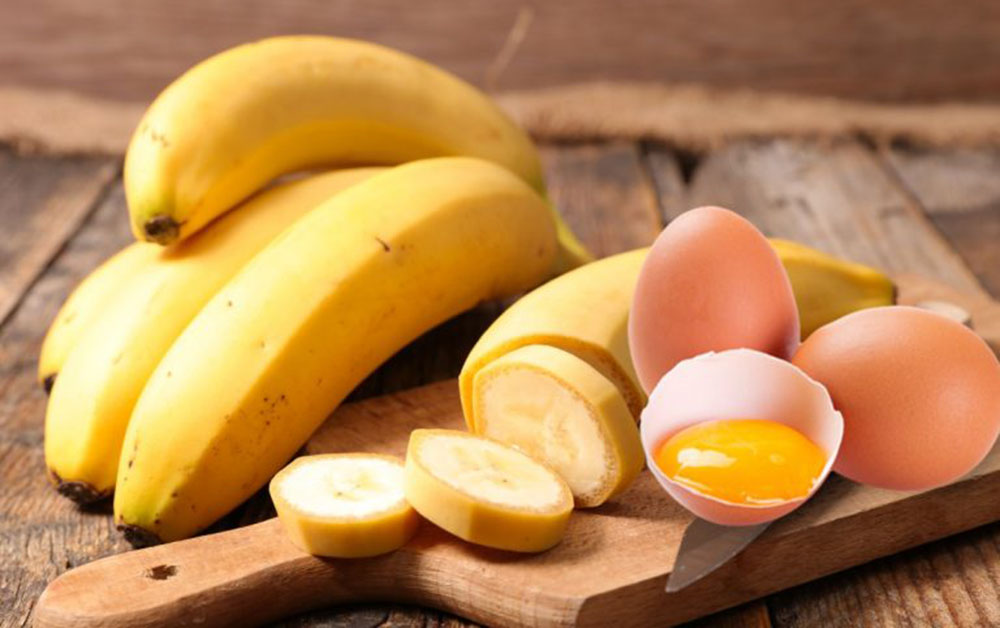 2 uova e 1 sola banana: ti svelo questa deliziosa ricetta che si prepara in 5 minuti. Solo 120 Kcal