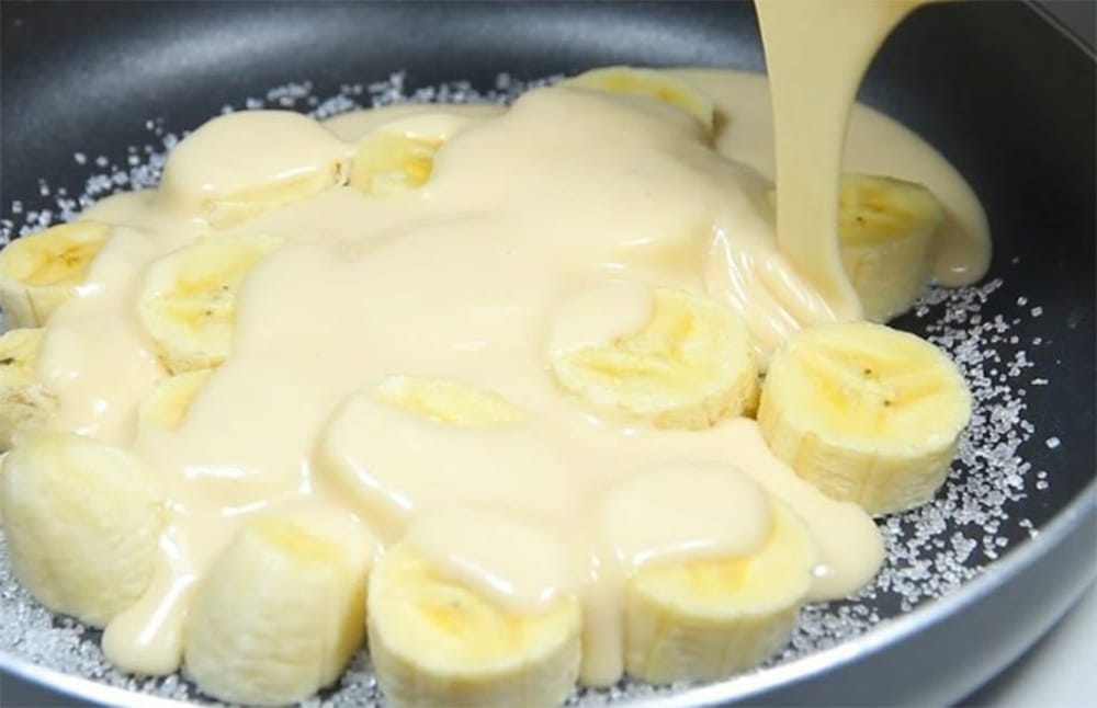 Taglia 2 banane e aggiungi il composto, cuoci in padella e la torta è pronta. Solo 170 Kcal!