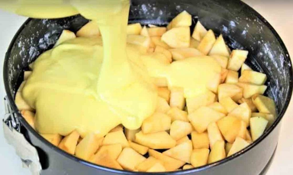 Versate l’impasto sulle mele e infornate, la torta veloce che sta facendo impazzire il web. Solo 190 Kcal!