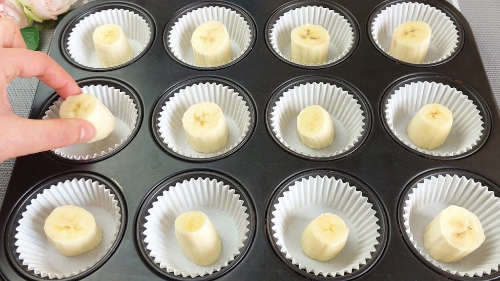 Taglia le banane a pezzi in una teglia per muffin e versa l’impasto: così sono buonissimi! Solo 180 Kcal