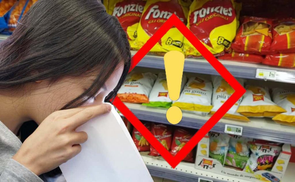 Supermercato, patatine ritirate di una nota marca: “contiene tossine” | E’ lo snack preferito di molti italiani!