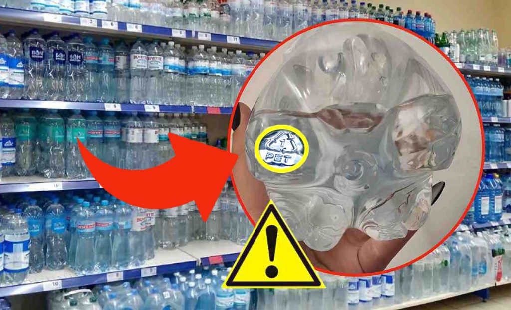 Bottiglia d’acqua, attenzione al numero sul fondo: se compare questo è meglio NON usarla troppe volte | Può essere contaminata!