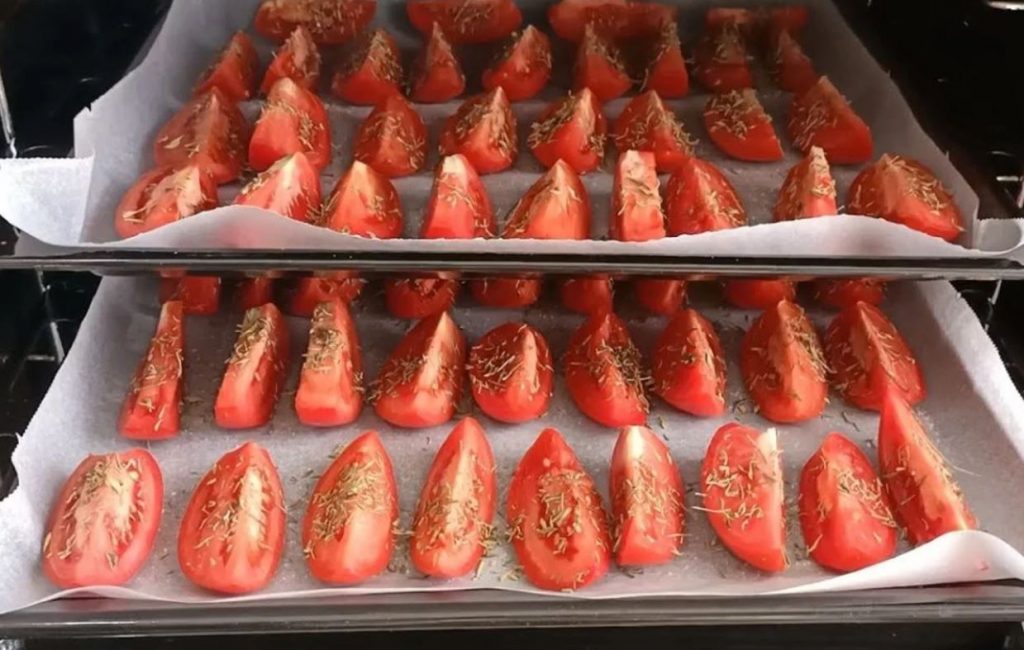Pomodori, preparali così e li conservi per tutto l’inverno: pazzesco | Non vi serve né aceto e né acqua!