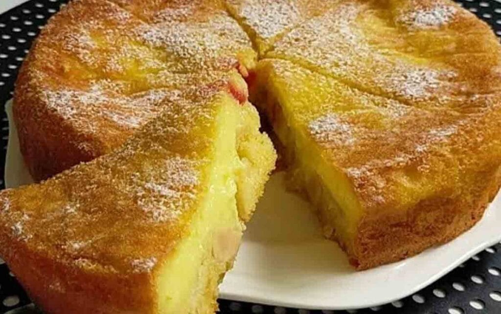 Metà mele e metà crema: questa torta ha fatto impazzire tutti | Non mi stanco mai di prepararla!