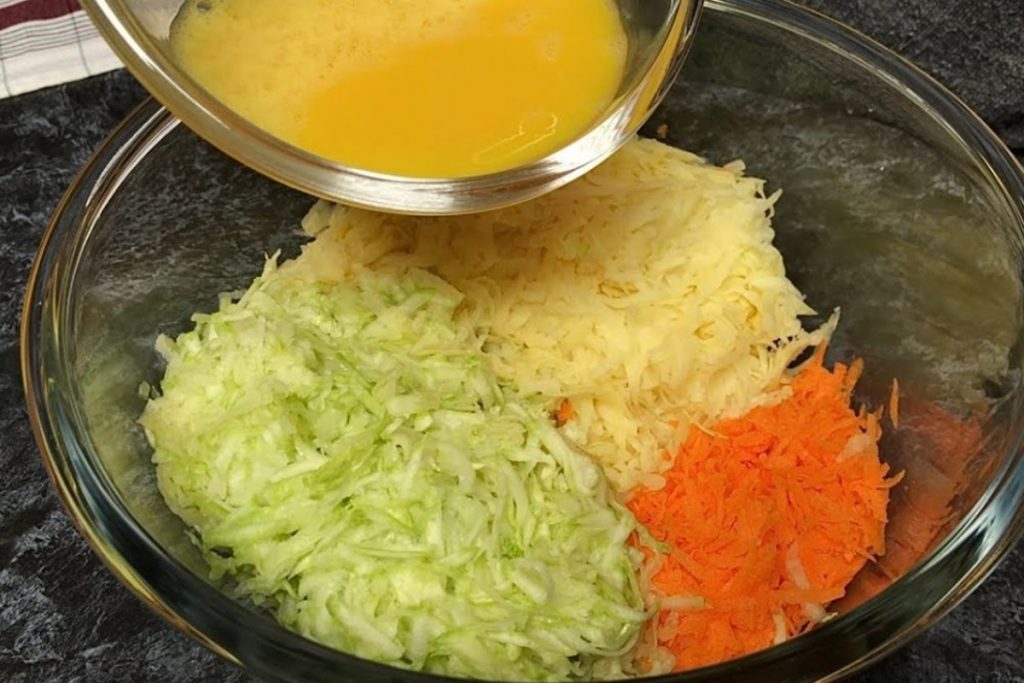 Grattugia patate, carote e zucchine e aggiungi le uova: ecco che fantastica ricetta preparo | Solo 60 Kcal!