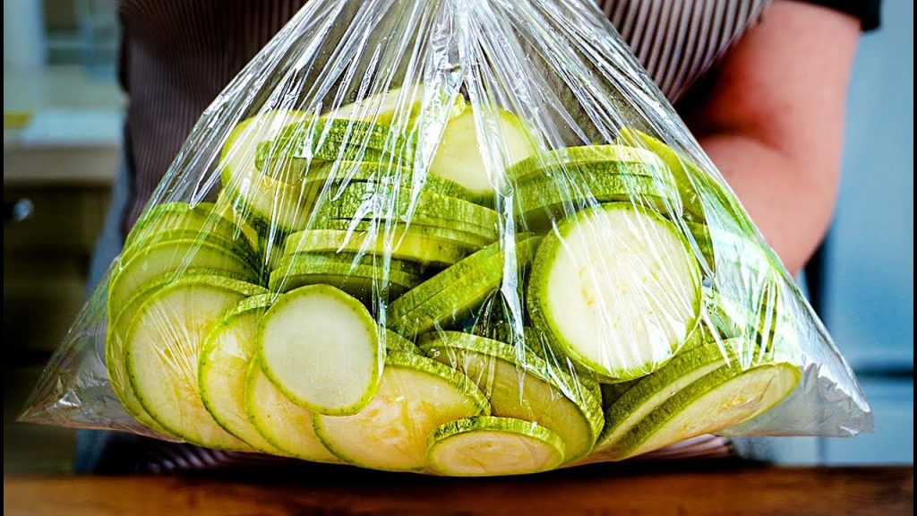 Metti le zucchine in un sacchetto, insaporiscile così e impiatta | Io le mangio spesso così: solo 90 Kcal!