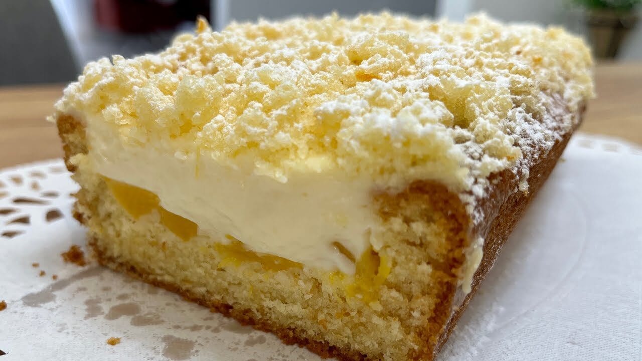 Torta con crema al latte e pesche
