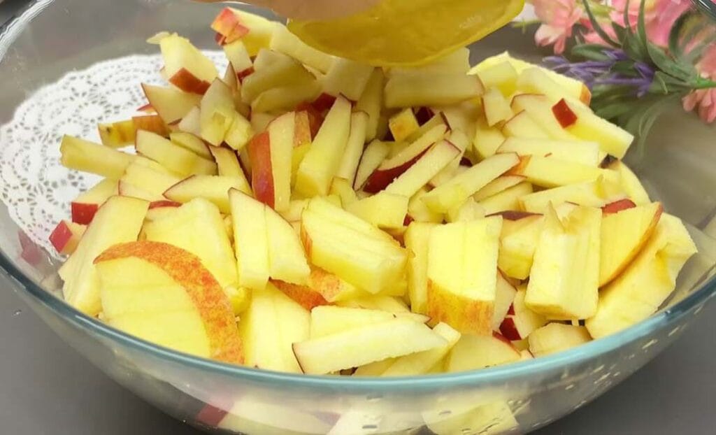 3 mele e tante noci, ecco come preparo la torta autunnale | Non vi serve né farina e né zucchero | E’ diventata la mia preferita!