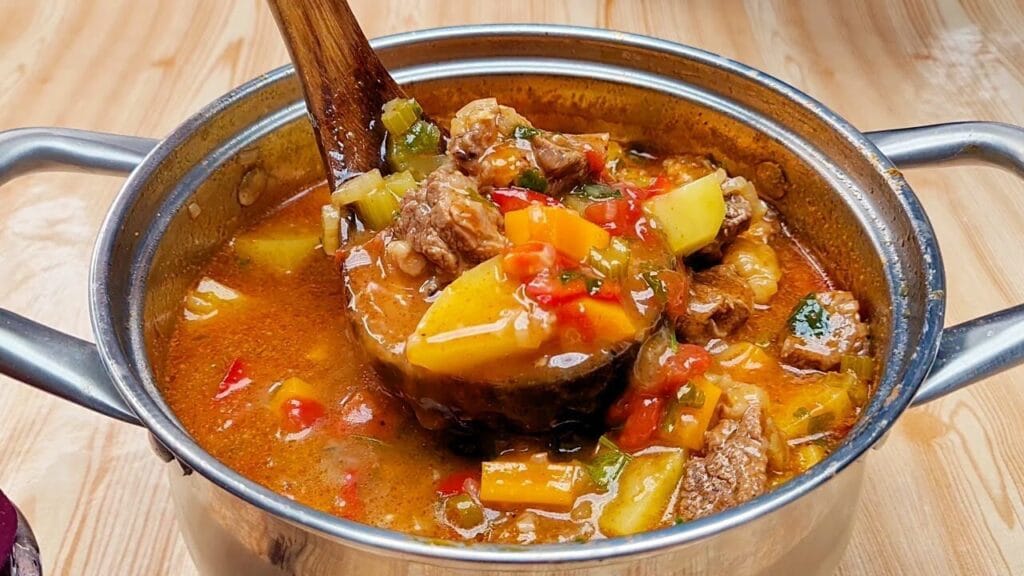 Con la carne di manzo preparo questa ricetta ungherese saporitissima, il gulash | Ora tutti me la chiedono!