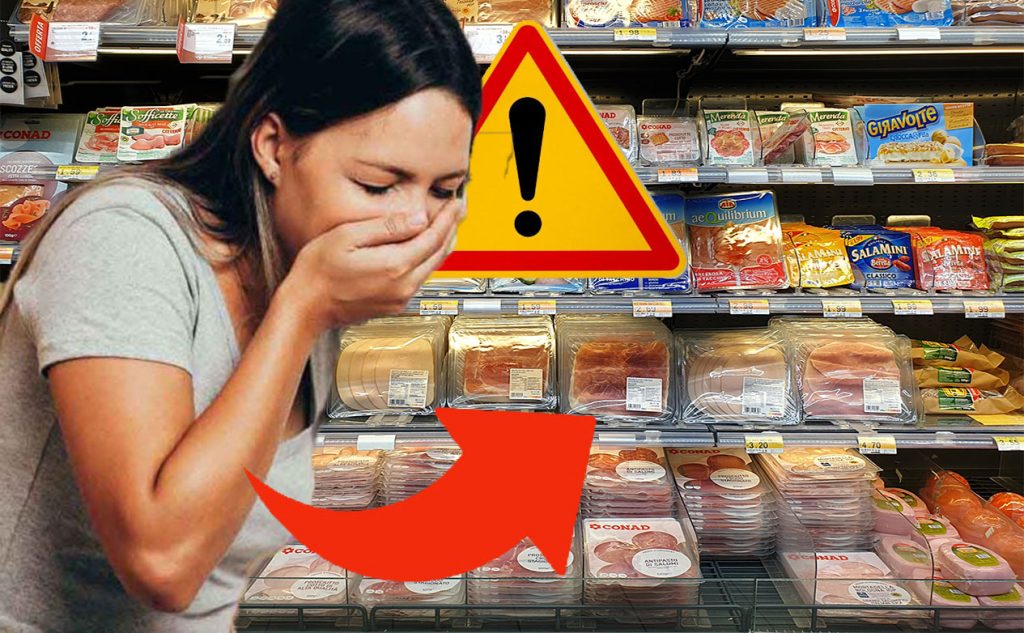 Non mangiare questo insaccato, contiene Salmonella: è allerta nei supermercati | Riportatelo subito indietro, ecco i lotti!