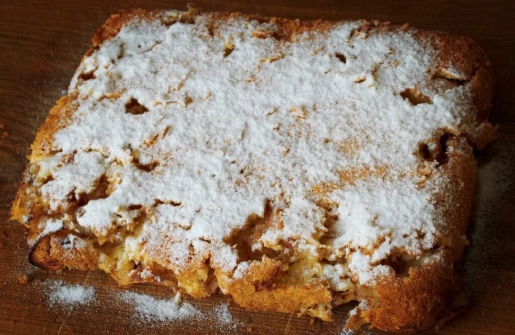 Preparo l’impasto senza burro e olio: ti svelo il trucco per questa torta di mele friabile | Solo 180 Kcal!