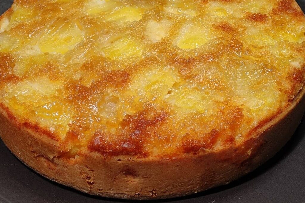 Metto un bicchierino di limoncello nelle mele e preparo l’impasto per la torta | Fatta così è morbidissima, oltre che golosa!