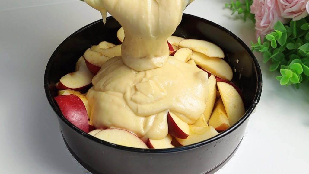 Con 4 mele e 1 yogurt preparo una torta di mele spettacolare | In 15 minuti una delizia da pasticciere | Solo 180 Kcal!