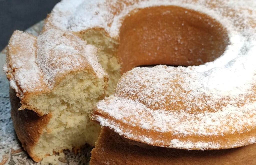 Per questo ciambellone uso solo 3 ingredienti, non metto burro e olio nell’impasto: è sofficissimo | Solo 100 Kcal!