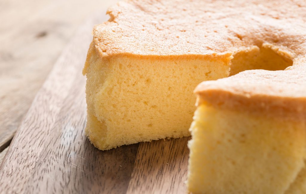 Ho preparato la Chiffon Cake senza mettere burro nell’impasto: è sofficissima | Solo 180 Kcal!