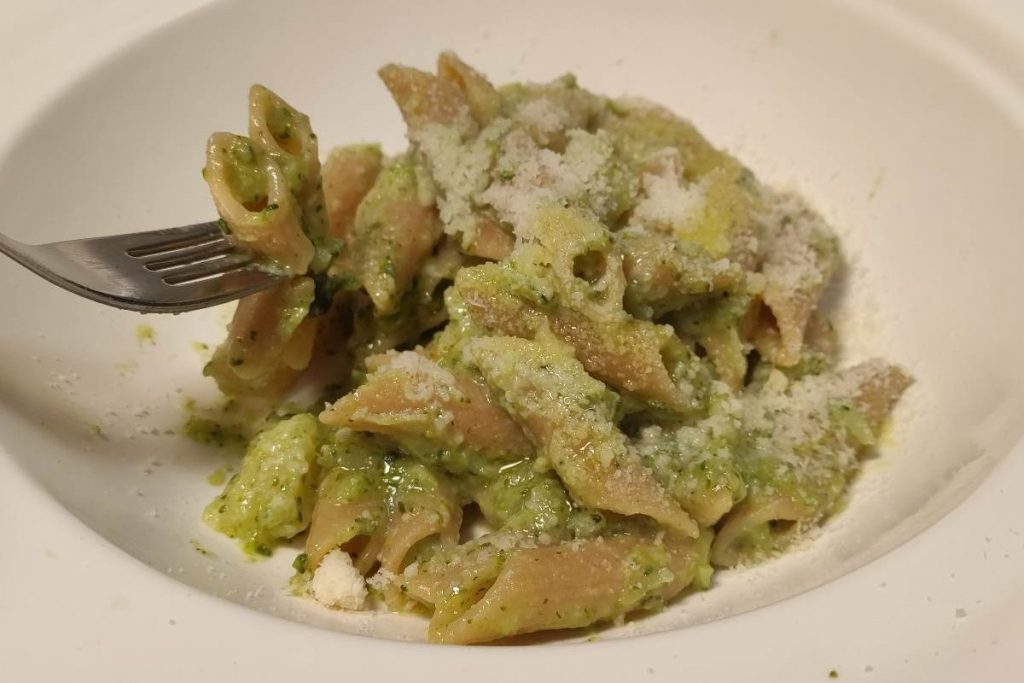 Preparo la crema di broccoli e la aggiungo alla pasta: questa ricetta è saporita e dietetica | Solo 350 Kcal!