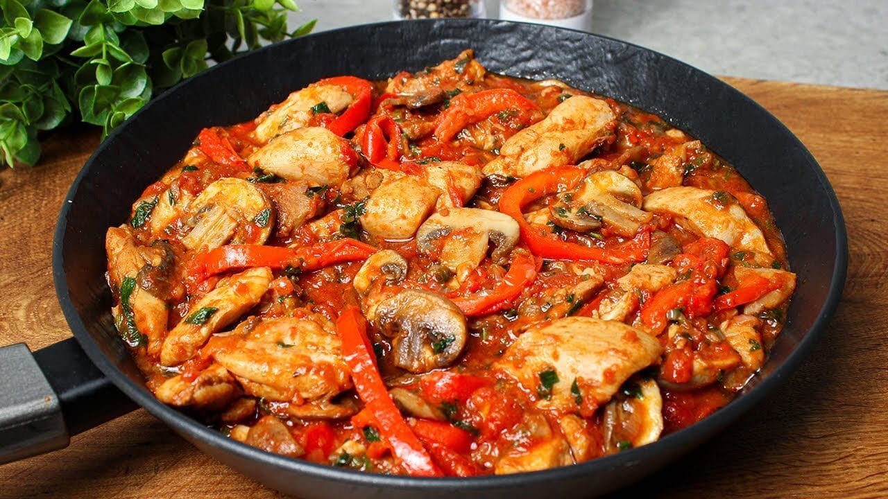 Pollo con funghi, peperoni e pomodori