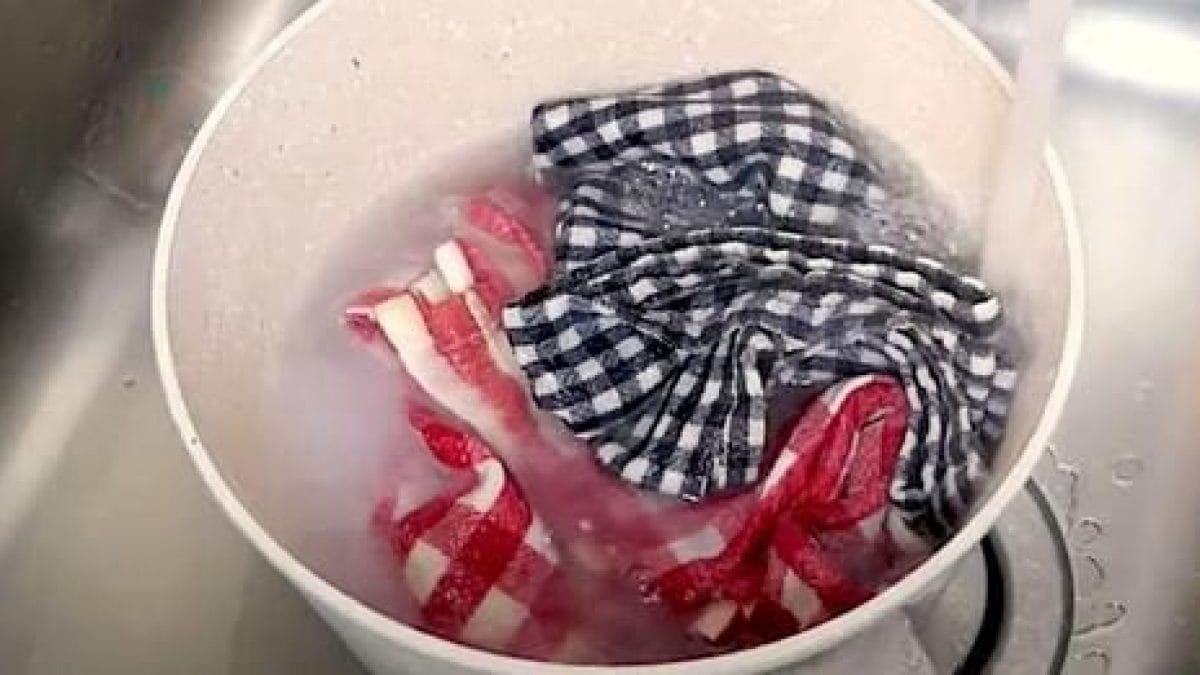 Strofinacci da cucina in acqua bollente