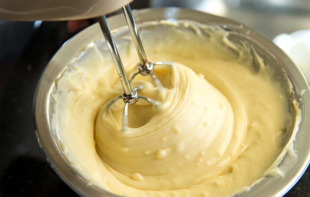 Questa torta al latte è alta e sofficissima, è la ricetta di mia nonna: ora la faccio sempre anche io | Solo 180 Kcal!