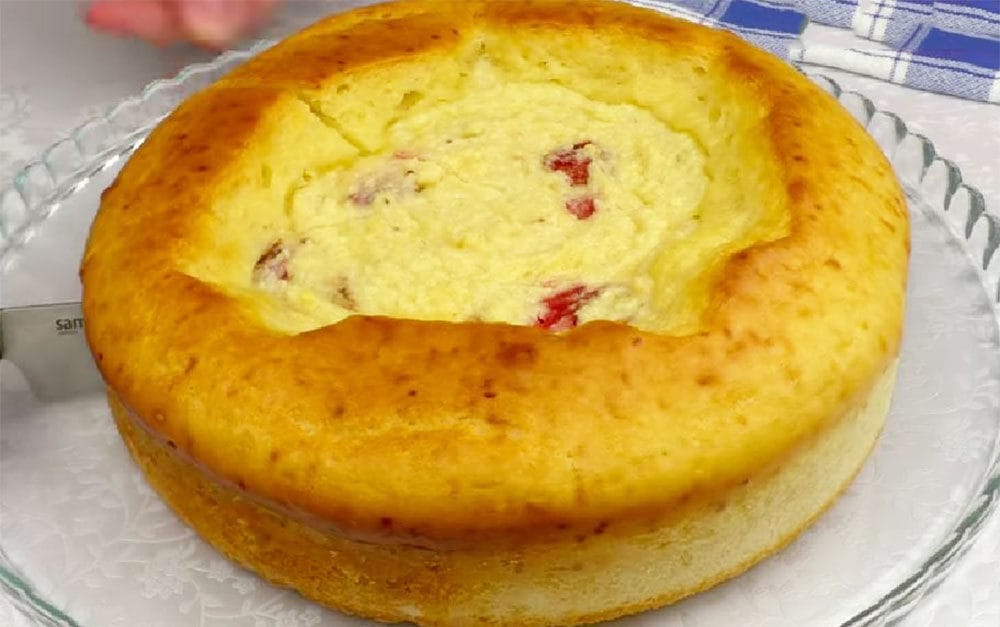 Verso la crema di ricotta e frutti di bosco al centro della torta: fatta così è golosissima | Solo 190 Kcal!