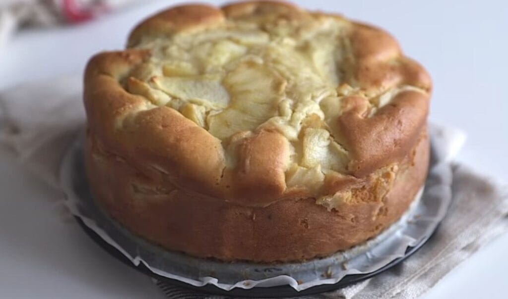 Con questo impasto preparo una torta di mele alta e sofficissima: non metto burro | Solo 190 Kcal!