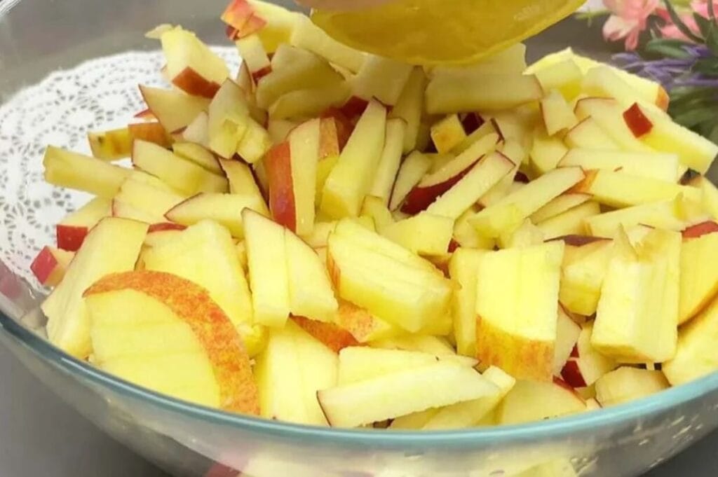Non metto né farina e né zucchero, questa è la mia torta di mele e noci preferita: è golosissima!