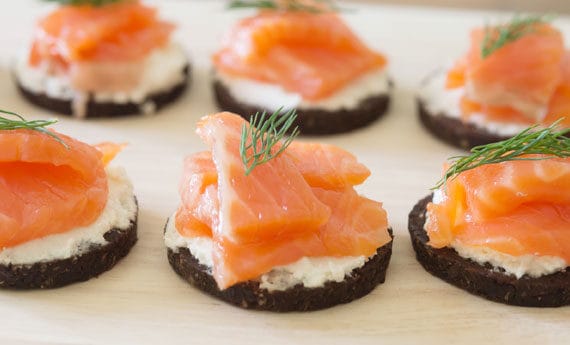 Cerchi di pane nero con salmone
