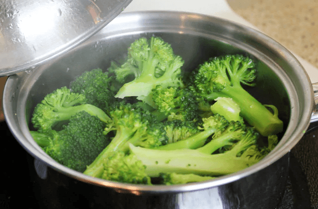 Puzza di broccoli, se fai così mentre li cucini risolvi questo fastidiosissimo problema | Il metodo casalingo!