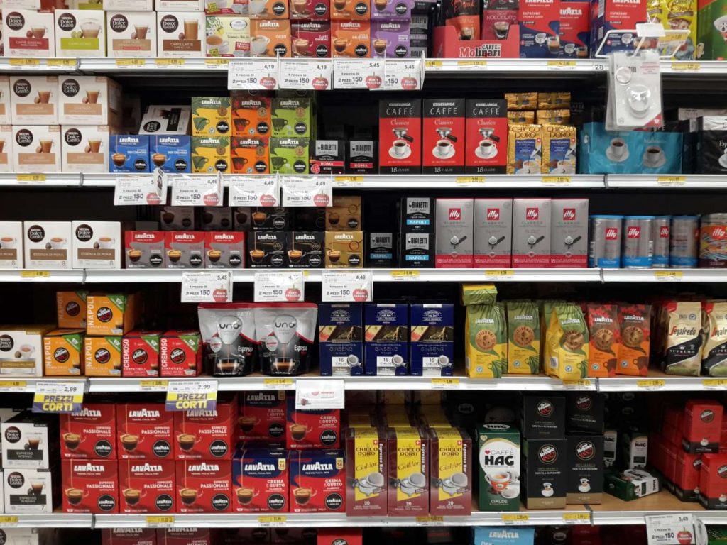 E’ allerta nei supermercati, 3 marche di caffè in cialde richiamate dagli scaffali, sono tutte contaminate | Non consumatele!