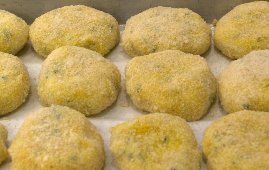 Patate, zucchine e scamorza: per cena ho preparato queste fantastiche crocchettone al forno | Solo 60 Kcal!