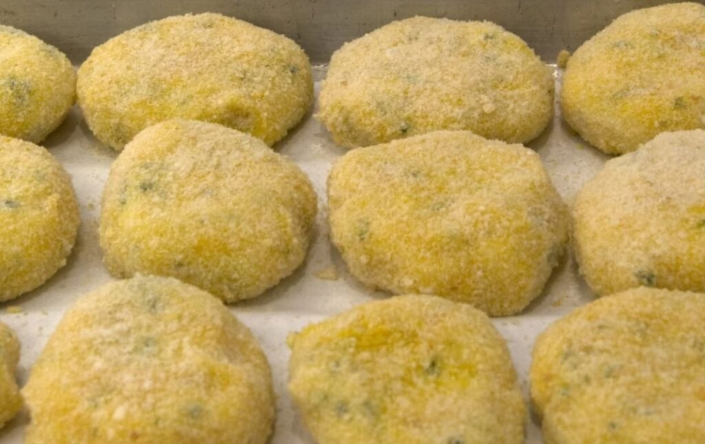 Patate, zucchine e scamorza: per cena ho preparato queste fantastiche crocchettone al forno | Solo 60 Kcal!