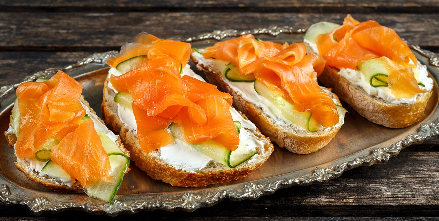 Crostini con salmone e cetrioli