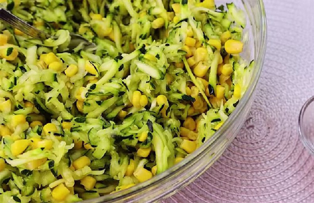 Zucchine grattugiate e mais, con questi 2 ingredienti ci preparo le frittelle per cena | Solo 60 Kcal!