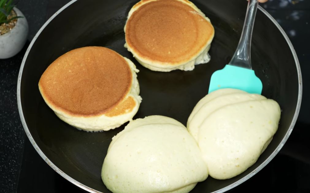 Pancake giapponesi, per farli alti e soffici fai così: la mia famiglia li mangia sempre a colazione | Solo 80 Kcal!