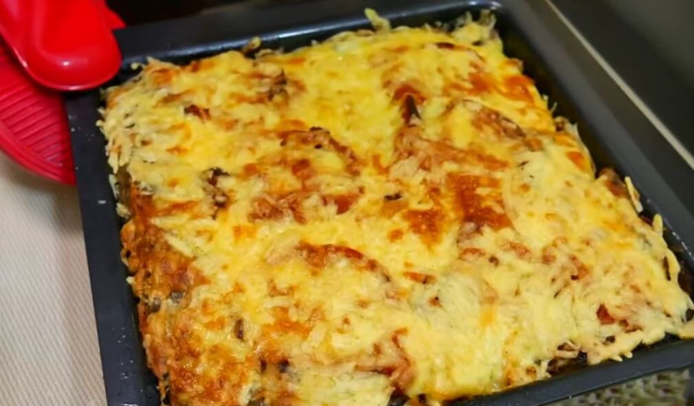 Zucchine, patate e carne macinata: per cena preparo questo sformato squisito in 10 minuti | Solo 220 Kcal!
