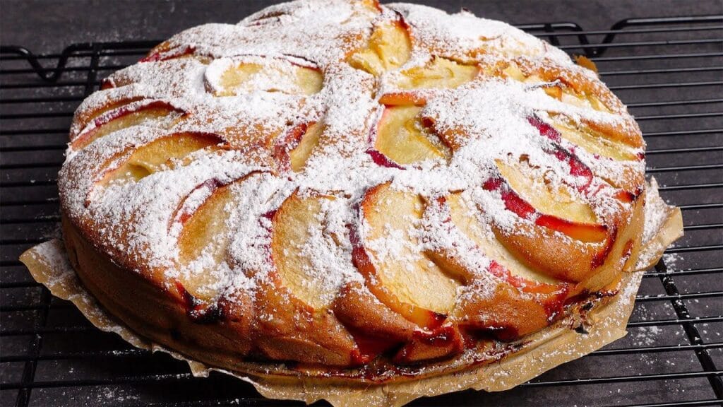 Con 4 mele ho preparato questa torta sofficissima, è sparita all’istante dallo stampo | Solo 170 Kcal!
