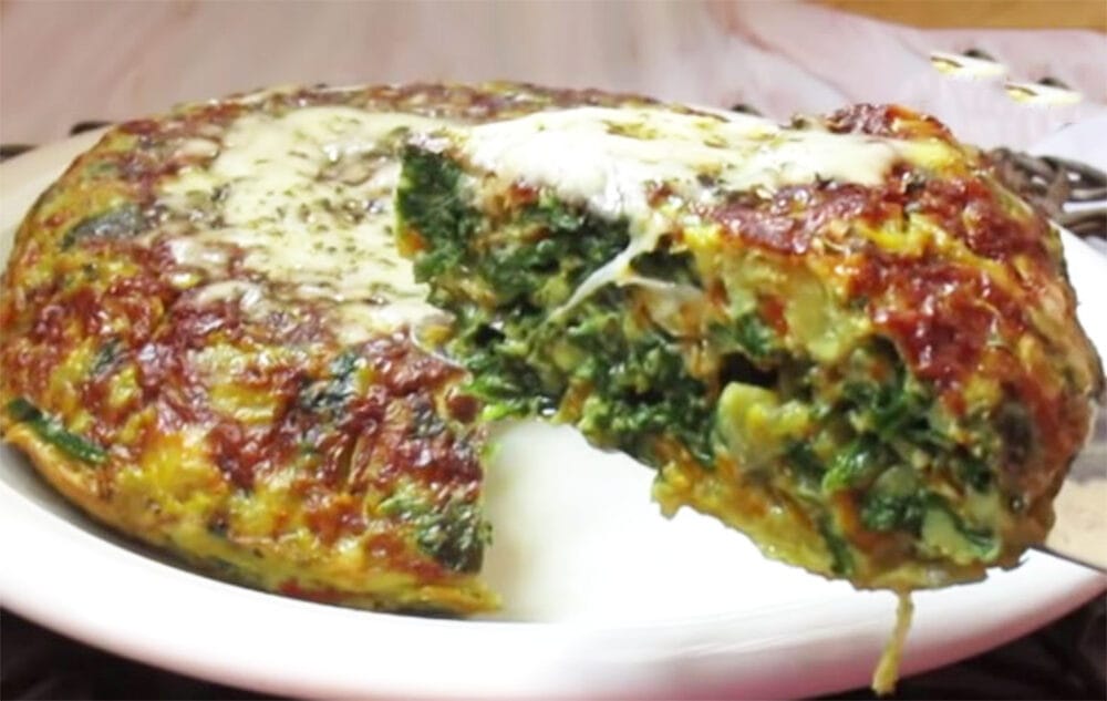 Con gli spinaci ho preparato questa fantastica torta salata in padella per cena | Solo 220 Kcal!