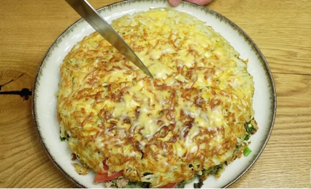 Cavolo e patate grattugiate, preparo questa torta salata ripiena: per cena è deliziosa | Solo 200 Kcal!