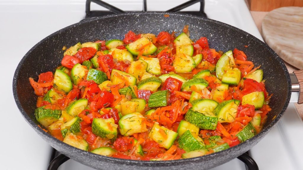 Le verdure le cuocio in padella e le insaporisco così: perfette come contorno a cena | Solo 100 Kcal!